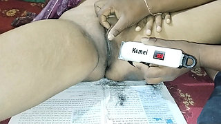 Sister-in-law Cleaned the Pussy by Cutting Hair with a Machine