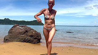 RISKY SEX ON THE BEACH - PASSIONATE KISSES, QUICK BLOWJOB AND GREAT CUMSHOT