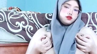 Masturbation of a Horny Jilbab Girl Causes Fluid to Come Out of Her Vagina Until It Is Wet