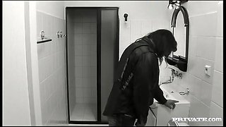 Diana Gives a Quick Blowjob and Receives a Facial Cumshot for It - Private Porn Sex Videos