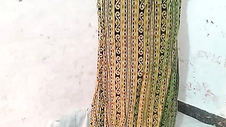 Bhabhi ko jabar dasti doodh daba kar pela