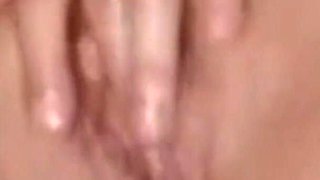 MILF Siendo Masturbada Y Abriendo Su Rico Chocho Con Juguete De 25cm En Primer Plano