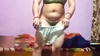 Indian desi stepmom change clothes and fingering her hairy pussy