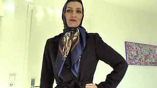 Lady Victoria Valente Showed Elegant Satin Headscarves Scarf Queen