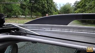 Hunt4k. guy penetrates handsome chick in his car while cuckold is around