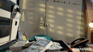 Tempting cougar Ryan Keely memorable adult clip