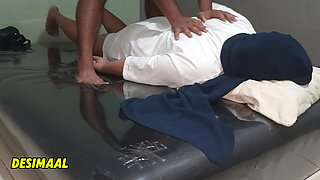 Aku memijat istri teman muslimku yang mengunjungiku di rumah. Wanita Muslim sangat hot