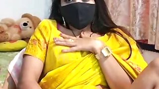 Indian girl Madhu fingering in pussy and showing sexy figure