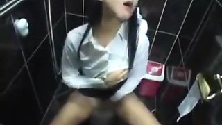Korean Girl Masturbate in the Bathroom (신유정 혼자 화장실 놀이)