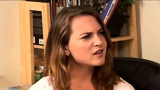 Milf Seduce A Chica Para Primer Polvo Lesbico