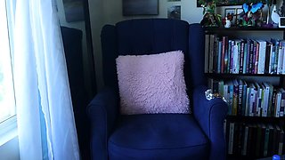 Brunette Amateur MILF Masturbates