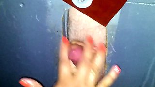 Svenska Hustruns Glory Hole Handjob