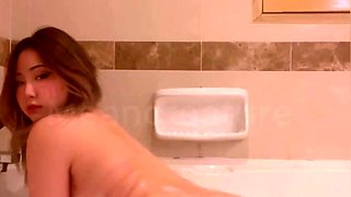 TAKES A BUBBLE BATH - ONLYFANS @msbreewc