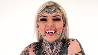 Tattooed hottie Amber Luke rides a tremor