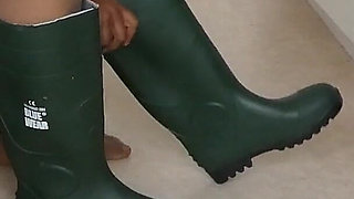 Wet Sex in Pantyhose and Rubber Boots