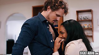 Big ass ebony MILF cheated on boyfriend