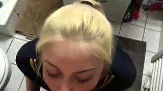 Deutscher blonder Amateur gibt Deepthroat-Blowjob