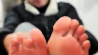 Amateur Foot Fetish Girlfriend Sucks and gives a Footjob
