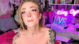 Amateur Blonde Teen Plays Solo with Toy Webcam Porn