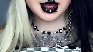 Big boob brunette masturbates on webcam