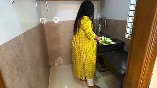 Suddenly I Fucked My Stepmother in Law While She Was Cutting Curry in the Kitchen - Desi Rough Sex