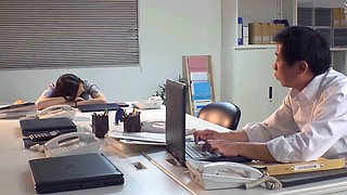 A Female Boss Who Was Made To Cum By An Incompetent