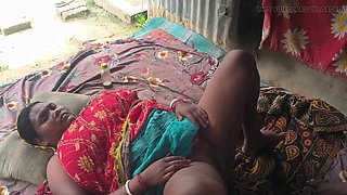 Fresh bhabhi ne khana banaa kar bulane aaya to chudai ki