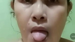 After work she taking a bath while im jercking