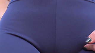 Girl in Yoga Pants Teases Fat Cameltoe Pussy Outdoors