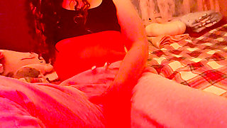 Girl with nice body masturbates for you before bed