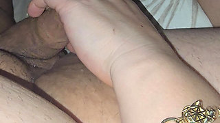 Step sister saw step brother big dick in bed naked and handjob his dick
