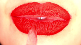 4K Applying lip gloss & smoking & spit fetish