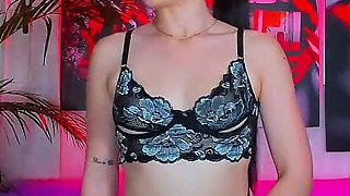 69 with Simultaneous Squirt: Dripping Into Mouths at the Same Time