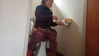 Japanese MILF's Peeing
