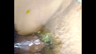 Padosan bhabhi ke chut chatkar pani nikal diya