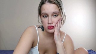 Sasha Blonde and teen girlfriend toying