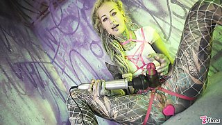 Fully tattooed alt Anuskatzz in fishnets straps on a green cock