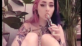 Close up amateur beauty uses her toy to masturbates