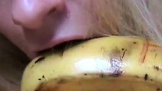 Deutsche Amateurin steckt sich eine Banane in den Arsch