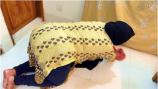 Arab Hot Maid Stuck: Please Hurry Up & Fuck My Big Ass Then Get Me Out Of Under Bed