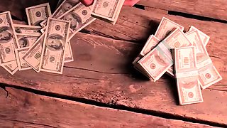 Meu marido me perdeu no poker para uma mulher gostosa que