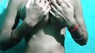 Behan apni body masage karte huea