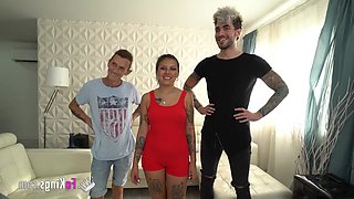 A captivating woman from Chile and her initial experience in a three-person coupling. Auntie appears not to recognize h