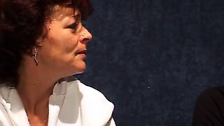 Deutsche brnette Gromutter zieht sich aus und fickt hart