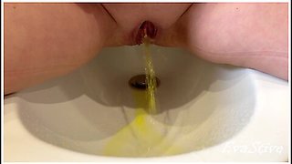 Big Open Vagina Pissing Yellow Urine In A Bidet