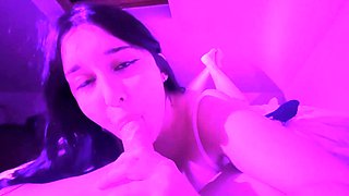 elle me fait venir avec sa bouche experte