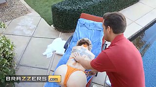 Dee Williams leads scarlit scandal and Kyle Mason off to a bedroom for a wild three way - brazzers