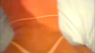 A VIZINHA DO APARTAMENTO AO LADO NOS FLAGROU TRANSANDO! A coroa safada estava estendendo as roupas e parou para admirar a nossa foda...