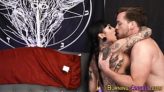 Tattooed goth gets facial after blowjob