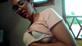 Hot Girl Was Bored and Plays with a Gift That Her Stepbrother Gave Her